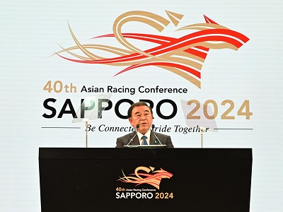 祝辞を述べる坂本農林水産大臣（正面からの写真）