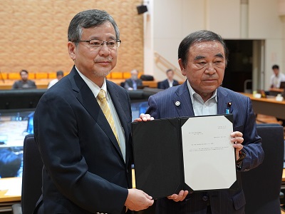 中嶋食料・農業・農村政策審議会長代理に諮問文を手交する坂本農林水産大臣（右）