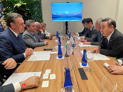 ファヴァロ・ブラジル農業・畜産大臣と会談する坂本農林水産大臣