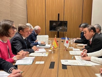 プラナス・スペイン農業・漁業・食糧大臣と会談する坂本農林水産大臣