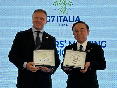 ロッロブリージダ・イタリア農業・食料主権・森林大臣とG7農業大臣会合のロゴの交換をする坂本農林水産大臣