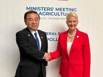 マケイン・WFP事務局長と会談する坂本農林水産大臣