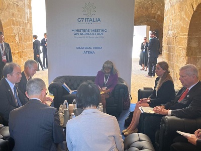 ビルサック・米国農務長官と会談する坂本農林水産大臣