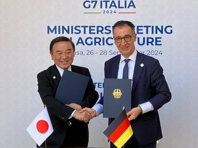 エズデミル・ドイツ食料・農業大臣と会談する坂本農林水産大臣