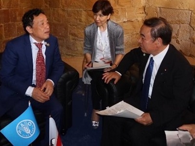 屈・FAO事務局長と会談する坂本農林水産大臣