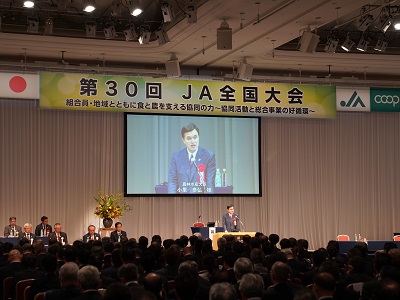 祝辞を述べる小里農林水産大臣（会場全体の様子）