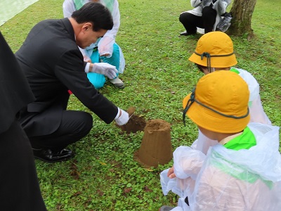 育樹活動を行う小里農林水産大臣