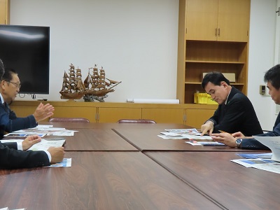 美山町森林組合と意見交換を行う小里農林水産大臣（右から2人目）