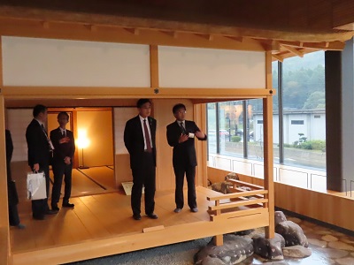 一乗谷朝倉氏遺跡博物館における県産材の活用状況について説明を受ける小里農林水産大臣（右から2人目）