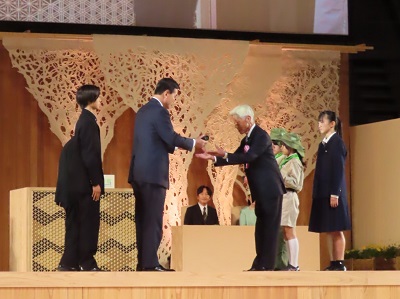 育樹活動の功績者に表彰状授与を行う小里農林水産大臣