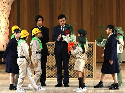 緑の少年団による苗木の受け渡しを見守る小里農林水産大臣