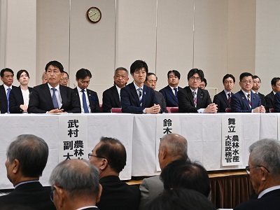 （前列左から）武村農林水産副大臣、鈴木農林水産副大臣、舞立農林水産大臣政務官、庄子農林水産大臣政務官