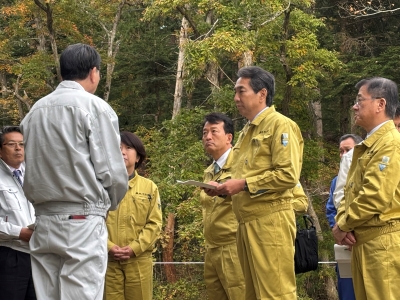 浪江町でふくしま森林再生事業の調査を行う江藤農林水産大臣