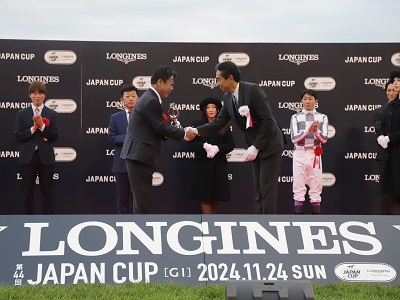 優勝馬の馬主と握手する江藤農林水産大臣