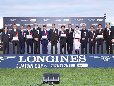 優勝馬の関係者と江藤農林水産大臣（左から7人目）