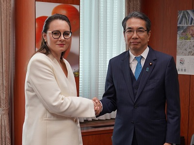 ウクライナ共和国スヴィリデンコ第一副首相兼経済大臣と握手する江藤農林水産大臣