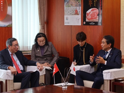 香港特別行政区立法会議員団と会談する江藤農林水産大臣
