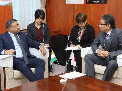 シビ・ジョージ駐日インド大使と通訳を通して会談する江藤農林水産大臣