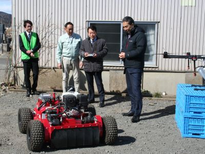 白河市でスマート農業を調査する江藤農林水産大臣（右）、笹川農林水産副大臣（右から2人目）