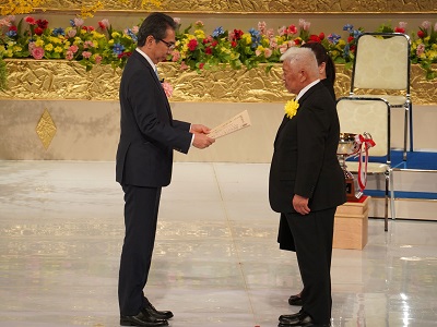 農林水産大臣賞の授与を行う江藤農林水産大臣