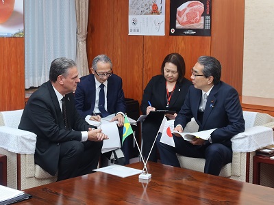 ブラジル連邦共和国ファヴァロ農業・畜産大臣と会談する江藤農林水産大臣