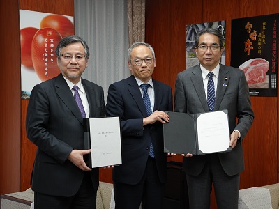 大橋会長、中嶋部会長から答申を受け取る江藤農林水産大臣（右）