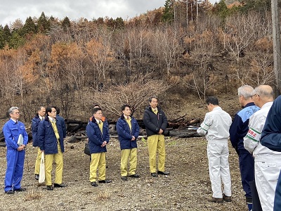 東日本大震災による被災後に再整備した海岸防災林の被害状況について説明を受ける江藤農林水産大臣、滝波農林水産副大臣及び庄子農林水産大臣政務官