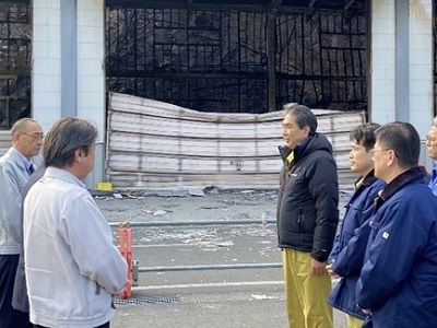 綾里漁港の被害状況について説明を受ける江藤農林水産大臣、滝波農林水産副大臣及び庄子農林水産大臣政務官