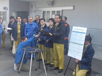 復旧・再建に向けた国の支援策について、パネルを使って説明する江藤農林水産大臣、滝波農林水産副大臣及び庄子農林水産大臣政務官