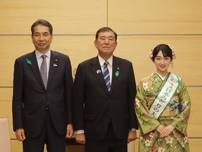 緑の羽根を着用した石破内閣総理大臣（中央）、江藤農林水産大臣（左）とミス日本みどりの大使（右）