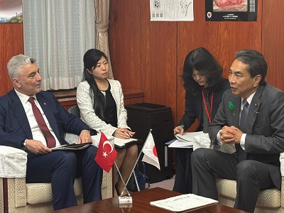 オメル・ボラット・トルコ共和国貿易大臣と会談する江藤農林水産大臣