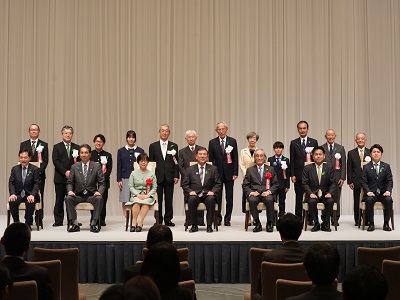 受賞者と江藤農林水産大臣（前列左から2人目）（写真提供：内閣府）