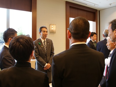 受賞者と歓談する江藤農林水産大臣