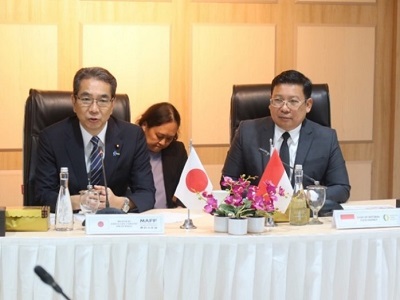 アリエフ国家食料庁長官と会談する江藤農林 水産大臣