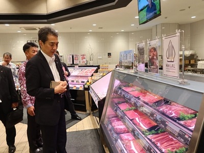 日系小売店を視察する江藤農林水産大臣