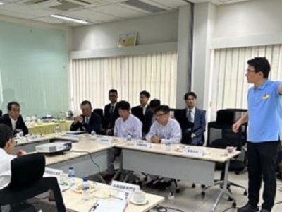 現地に進出する食品事業者と意見交換を行う江藤農林水産大臣(左奥)