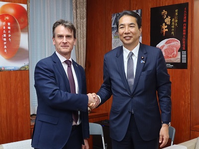 ヘイハースト駐日豪州大使と握手する江藤農林水産大臣