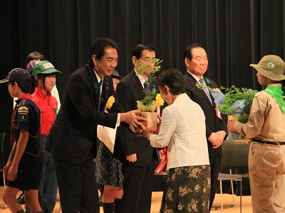 「花いっぱい運動」代表者に苗木を贈呈する江藤農林水産大臣