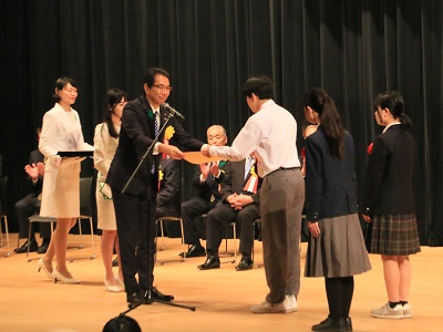 令和6年度山火事予防ポスター用原画入賞作品の表彰を行う江藤農林水産大臣