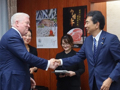 ジョージ・グラス次期駐日米国大使と握手する江藤農林水産大臣