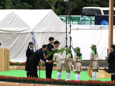 苗木を受け取る小泉農林水産大臣