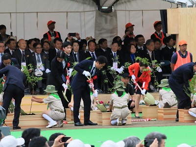 記念植樹を行う小泉農林水産大臣