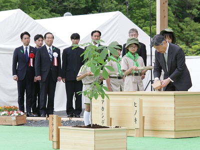 天皇陛下のお手植えを見守る小泉農林水産大臣（左から1人目）