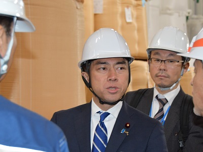 政府備蓄米の保管状況について説明を受ける小泉農林水産大臣