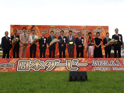 優勝馬の関係者と小泉農林水産大臣（左から7人目）