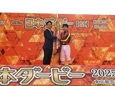 勝利騎手と握手する小泉農林水産大臣