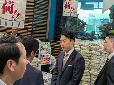 政府備蓄米の販売状況について説明を受ける小泉農林水産大臣