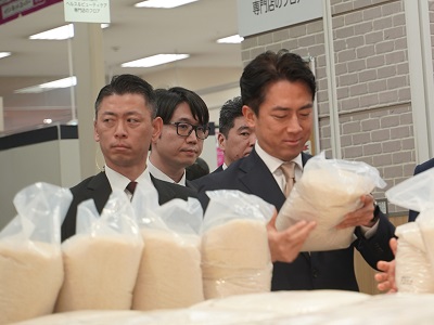 政府備蓄米の販売状況について説明を受ける小泉農林水産大臣