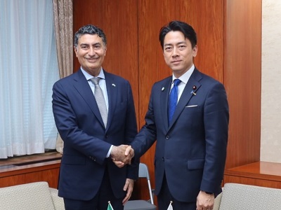 ガーズィー・ファイサル・サイード・ビンザグル駐日サウジアラビア王国大使と握手する小泉農林水産大臣