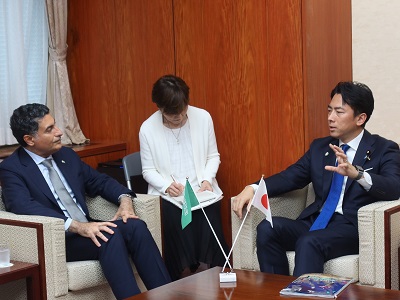 ガーズィー・ファイサル・サイード・ビンザグル駐日サウジアラビア王国大使と会談する小泉農林水産大臣